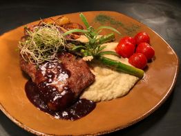 Biff med potetmos, grønnsaker og saus
