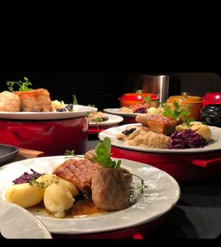 Kjøttretter på tallerken med grønnsaker og saus