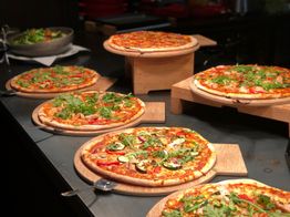 Forskjellige pizzaer på bord