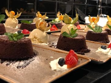 Sjokoladedesserter pent pyntet på tallerkener