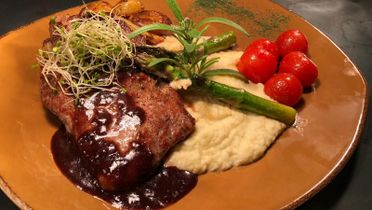 Biff med potetmos, grønnsaker og saus
